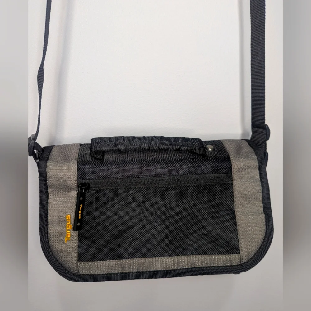 Targus Padded Black and Grey Laptop Messenger Shoulder Bag With Strap